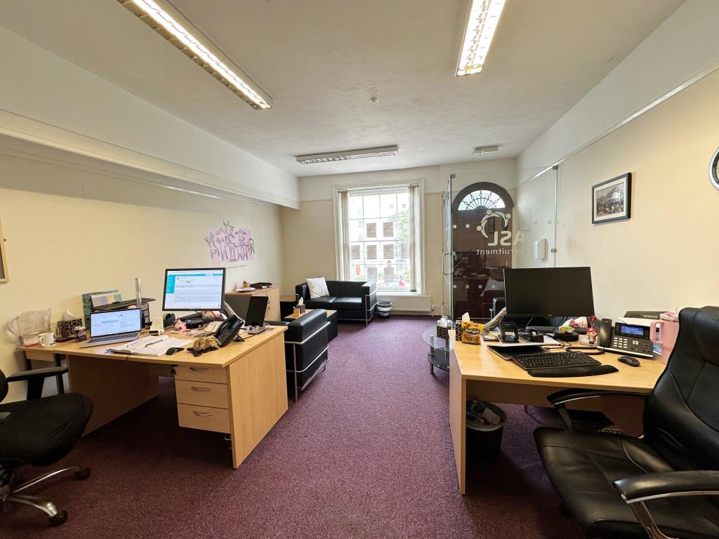 Lot: 43 - TERRACED COMMERCIAL UNIT WITH PLANNING PERMISSION FOR RESIDENTIAL CONVERSION - 